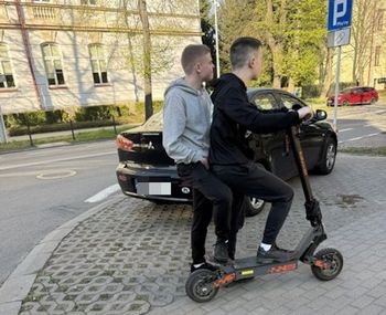 Jechali hulajnogą elektryczną w Rzeszowie. Szuka ich policja