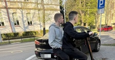 Jechali hulajnogą elektryczną w Rzeszowie. Szuka ich policja