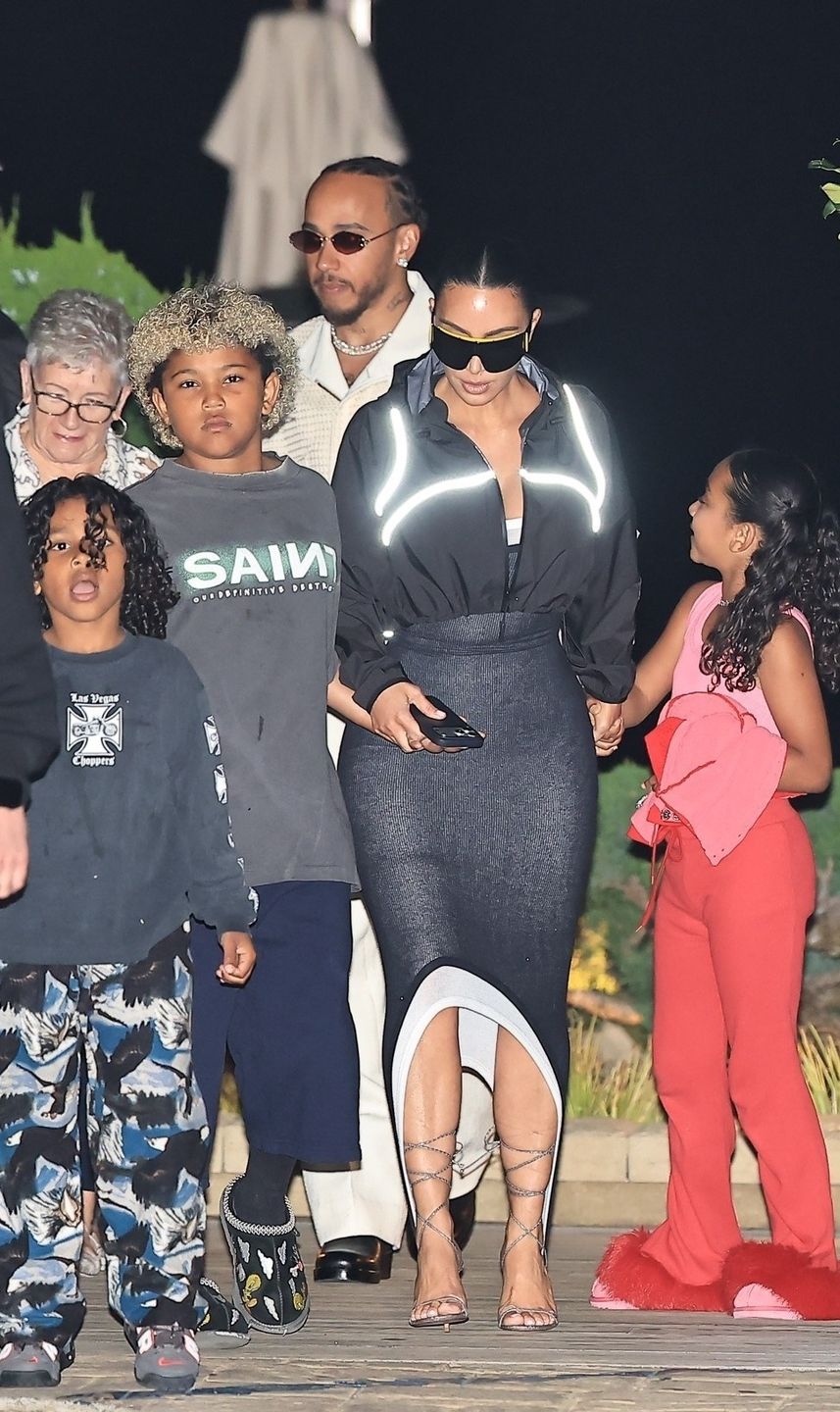Kim Kardashian i Lewis Hamilton z najbliższymi