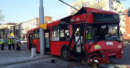 Wypadek na ul. Narutowicza: Autobusem wjechała w słup. Śledztwo prokuratury