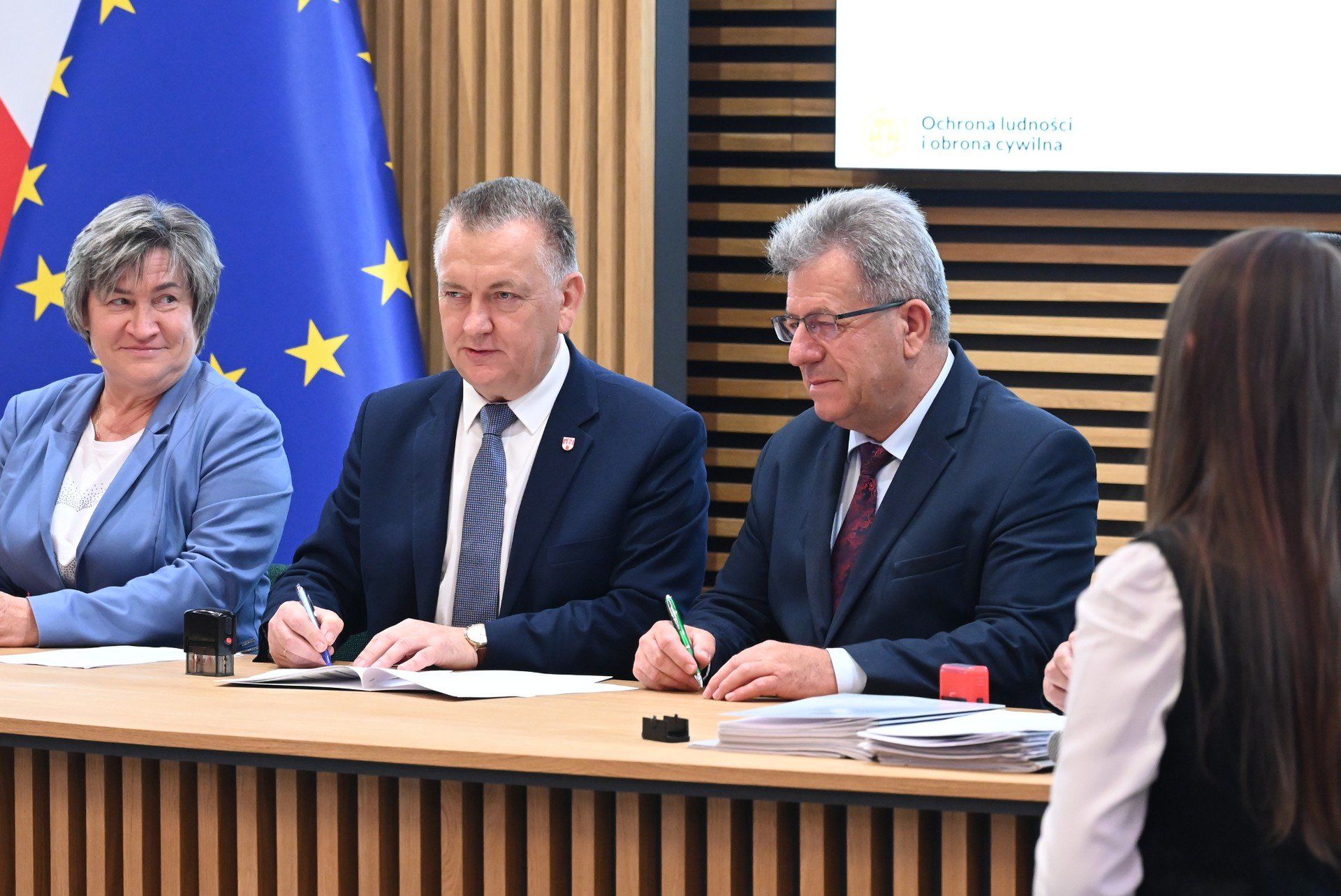 Do gminy Chęciny trafi 963 963,70 złotych.Dokumenty podpisali burmistrz Rober Jaworski, wojewoda Józef Bryk i Robert Sabat, dyrektor Wydziału Bezpieczeństwa i Zarządzania Kryzysowego w Świętokrzyskim Urzędzie Wojewódzkim.Pieniądze pójdą na zakup agregatów prądotwórczych, beczkowozu, kontenera magazynowego, sprzętu oświetleniowego, asortymentu przeciwpowodziowego.
