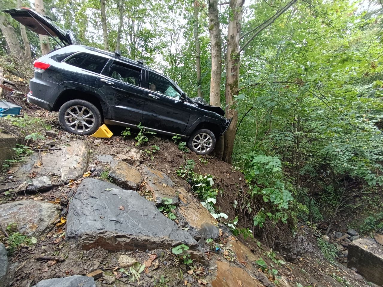 Wypadek w Zakopanem. Auto spadło z wysokiej skarpy