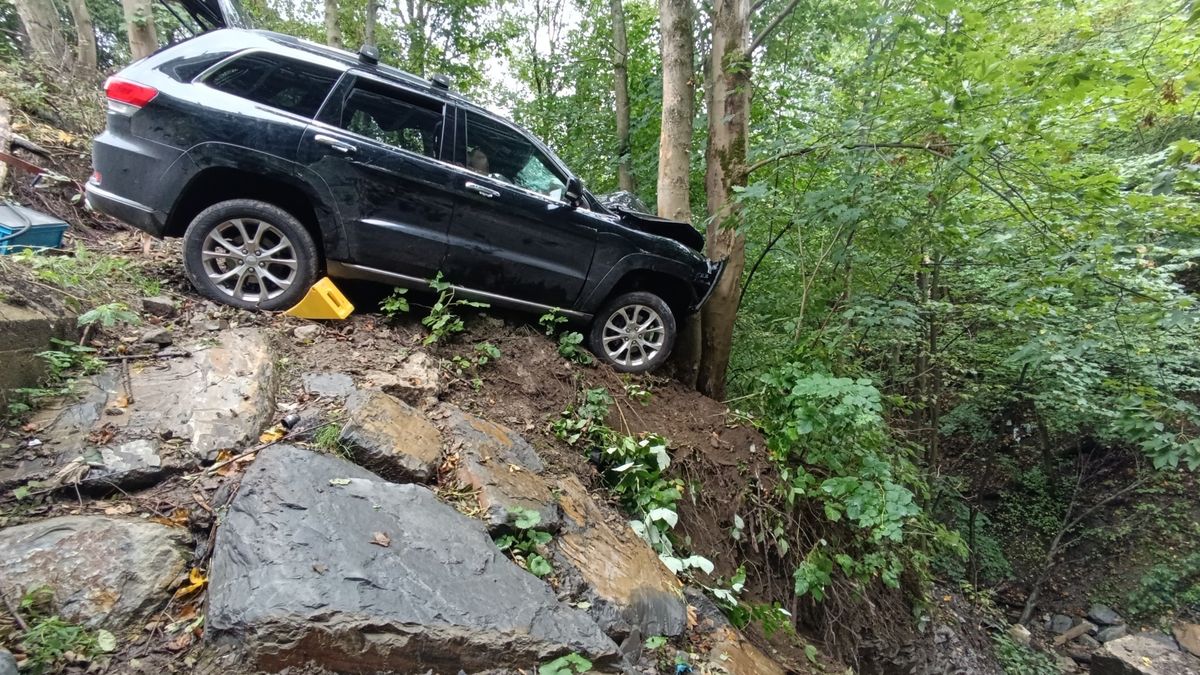 Samochód osobowy wypadł z drogi i spadł z wysokiej skarpy