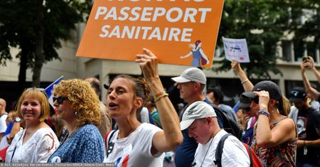 Francja. Protesty przeciw przepustkom covidowym słabną
