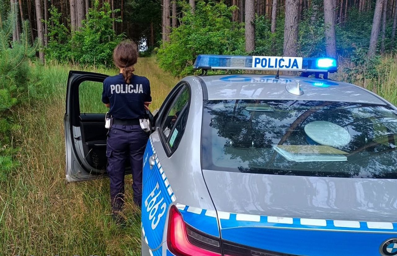 Zajrzał przez szybę i wezwał służby. Nietypowe odkrycie grzybiarza