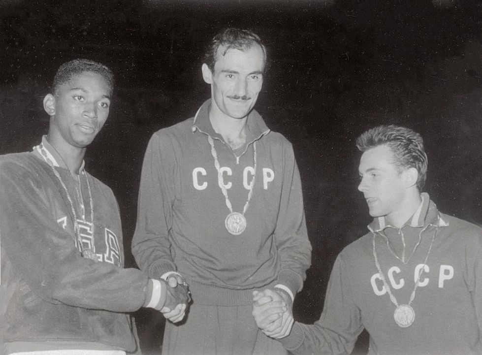 Od lewej: John Thomas, Robert Shavlakadze i Valery Brumel w 1960