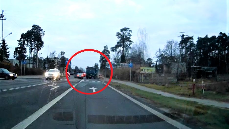 Ciężarówka nagle zjechała ze swojego pasa i zaczęła taranować wszystko na swojej drodze. 