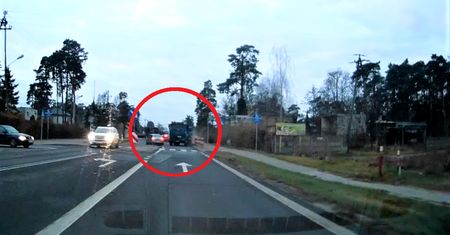 Nagranie z tragicznego wypadku w Łódzkiem. Ciężarówka staranowała auta