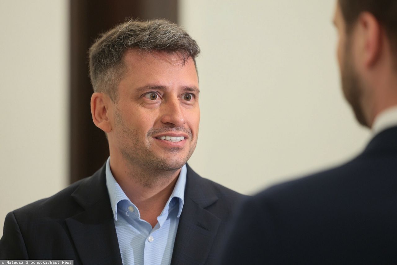 Wiązanka na komisji. Nie wiedział, że ma włączony mikrofon
