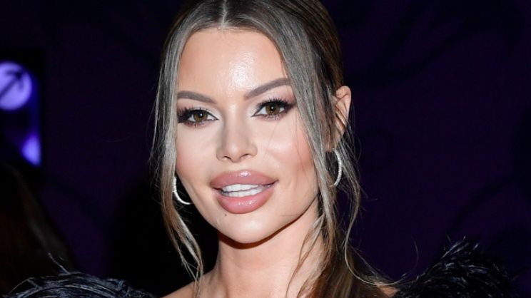 Wyzwolona Justyna Gradek, wystawia biust za balustradę