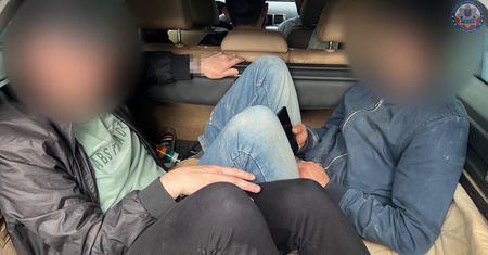 Ośmiu ludzi w jednym aucie. Policja nie miała wyjścia