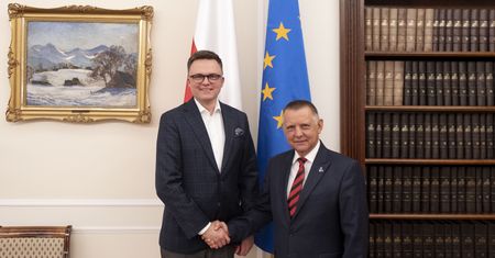 Hołownia rozmawiał z Banasiem. "Tematem przywrócenie standardów"