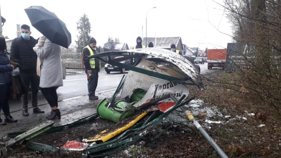 Żywiec. Po uderzeniu lancii z wiaty przystankowej niewiele pozostało.