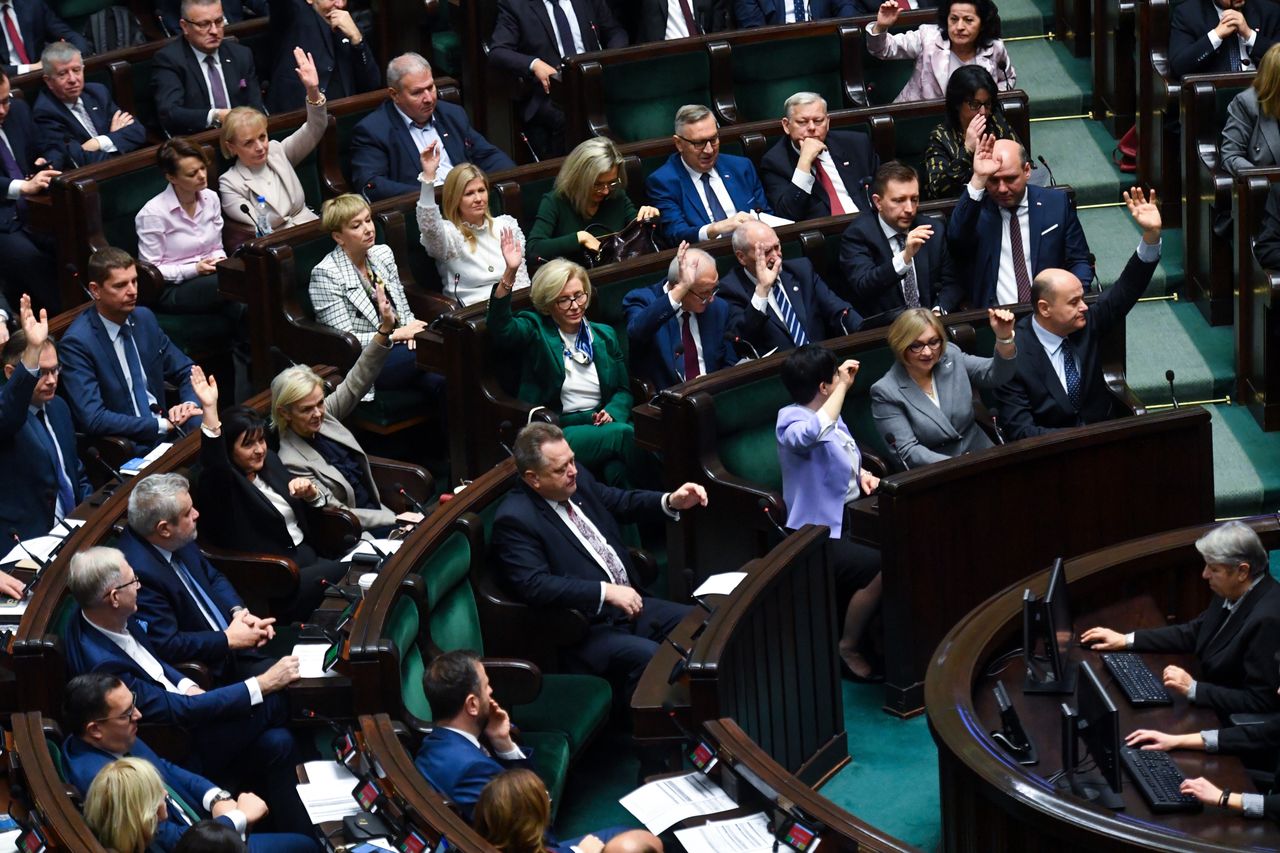 W najnowszym sondażu dla Faktów TVN zyskują PiS i Koalicja Obywatelska