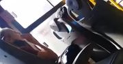 Bezmyślne zachowanie kobiety. Nagranie z autobusu