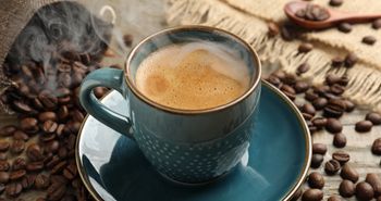 Pijesz kawę codziennie? Nowe badanie pokazuje, co może dziać się z wątrobą
