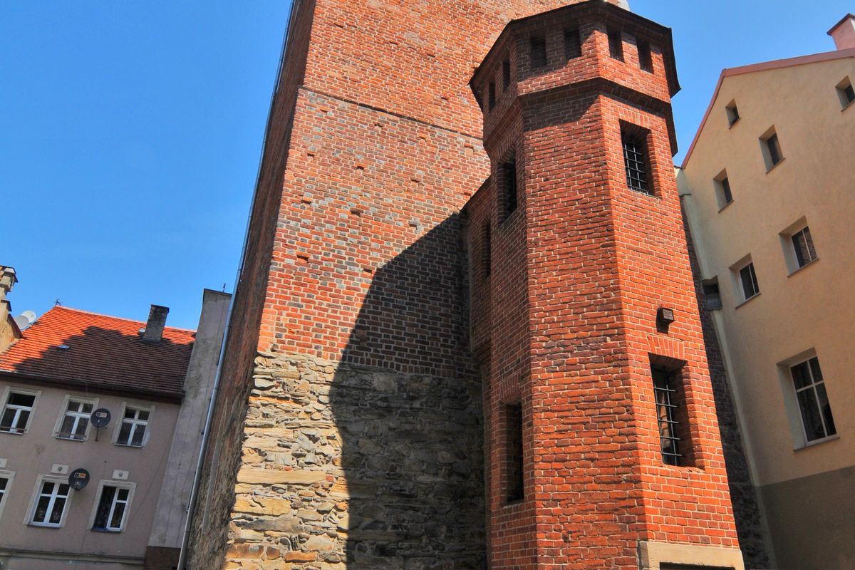 Krzywa wieża w Ząbkowicach Śląskich jest odchylona od pionu o ponad 2 m