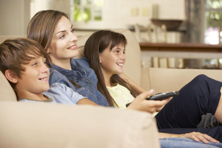 Ile czasu dziecko może spędzić przed telewizorem? Lekarze ustalili nowe limity