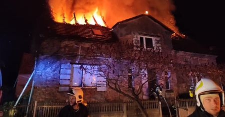 Dach runął do środka budynku. 13 osób ewakuowanych