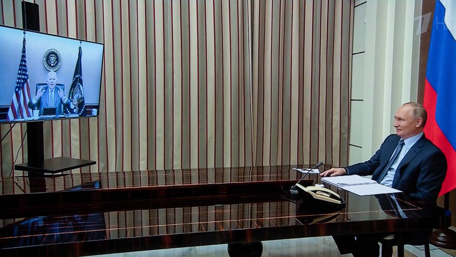 Russian President Vladimir Putin and US President Joe Biden videoconferenceepa09627691 Russian President Vladimir Putin holds talks with US President Joe Biden via videoconference at the Bocharov Ruchei residence in Sochi, Russia, 07 December 2021.  EPA/SERGEY GUNEEV / SPUTNIK / KREMLIN POOL MANDATORY CREDIT Dostawca: PAP/EPA.SERGEY GUNEEV / SPUTNIK / KREMLIN POOL