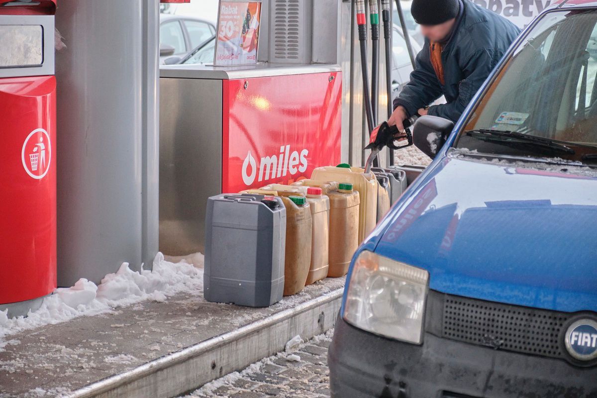 Kolejka aut po paliwo w promocji na stacji Circle K przy al. Tysiąclecia w Lublinie