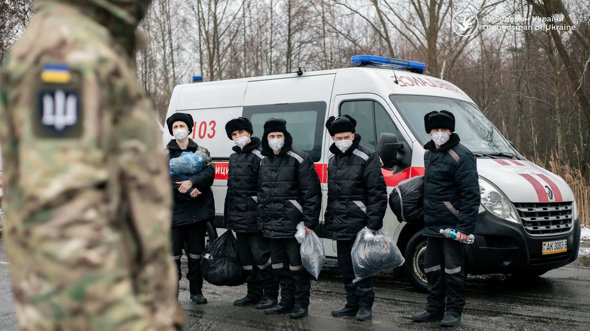 Wojna w Ukrainie rok 2025
This photograph obtained from the X account of Dmytro Lubinets, the Ukrainian Parliament Commissioner for Human Right, shows Ukrainian former prisoners of war (POWs) following a swap, at an undisclosed location in Ukraine, on January 15, 2025, amid the Russian invasion of Ukraine. Russia and Ukraine have each released 25 captured soldiers in the first prisoner-of-war exchange of 2025, both countries said on January 15, 2025. Among the 25 Ukrainians are some who fought in Mariupol and the Azovstal steel plant, as well as of Kharkiv, Donetsk, Zaporizhzhia, and Kherson regions, according to the Ukrainian president's Telegram account. (Photo by X account of Dmytro Lubinets / @lubinetzs / AFP) / RESTRICTED TO EDITORIAL USE - MANDATORY CREDIT "AFP PHOTO / X account of Dmytro Lubinets / @lubinetzs" - NO MARKETING NO ADVERTISING CAMPAIGNS - DISTRIBUTED AS A SERVICE TO CLIENTS
-