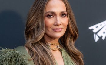 Koniec z mocnymi brwiami. Teraz królują łuki w stylu J.Lo