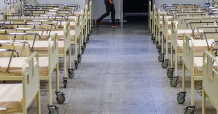 Warszawa. Brakuje miejsc w szpitalach. Pacjenci wożeni do innych miast