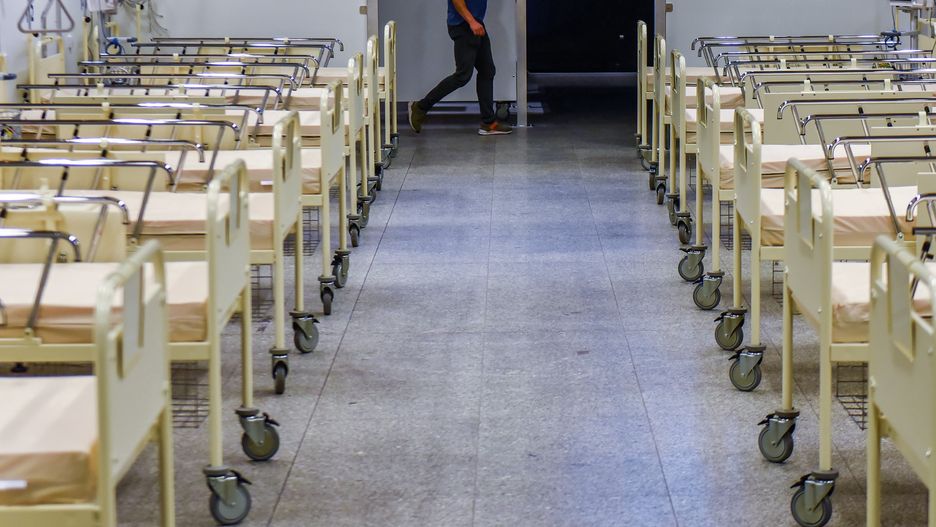 Warszawa. Łóżka w Szpitalu Narodowym, październik 2020 r.