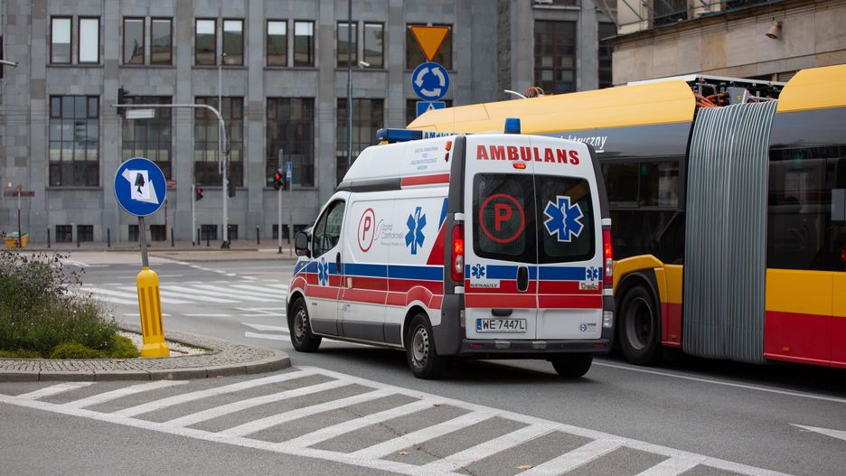 Oława. Pojechali pomóc nieprzytomnemu mężczyźnie. Gdy odzyskał przytomność, rzucił się na nich z pięściami