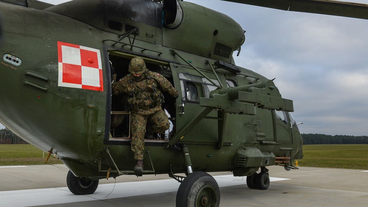 Reporter archiwum 2023 11
11.2022 Drawsko Pomorskie. Centrum Szkolenia Wojsk Ladowych. N/z Szkolenie zolnierzy wojsk ladowych z wykorzystaniem Smiglowica wielozadaniowego PZL W-3 Sokol. Fot Gerard/REPORTER
Gerard/Reporter