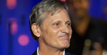 Viggo Mortensen wspiera Ukrainę. Pojawił się z flagą na meczu