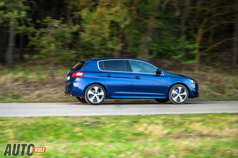 Peugeot 308 w usportowionej wersji GT mimo zmian stylistycznych nadal prezentuje się elegancko i dosyć skromnie.