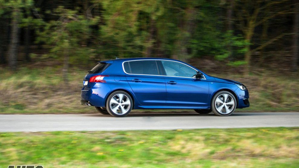 Peugeot 308 w usportowionej wersji GT mimo zmian stylistycznych nadal prezentuje się elegancko i dosyć skromnie.