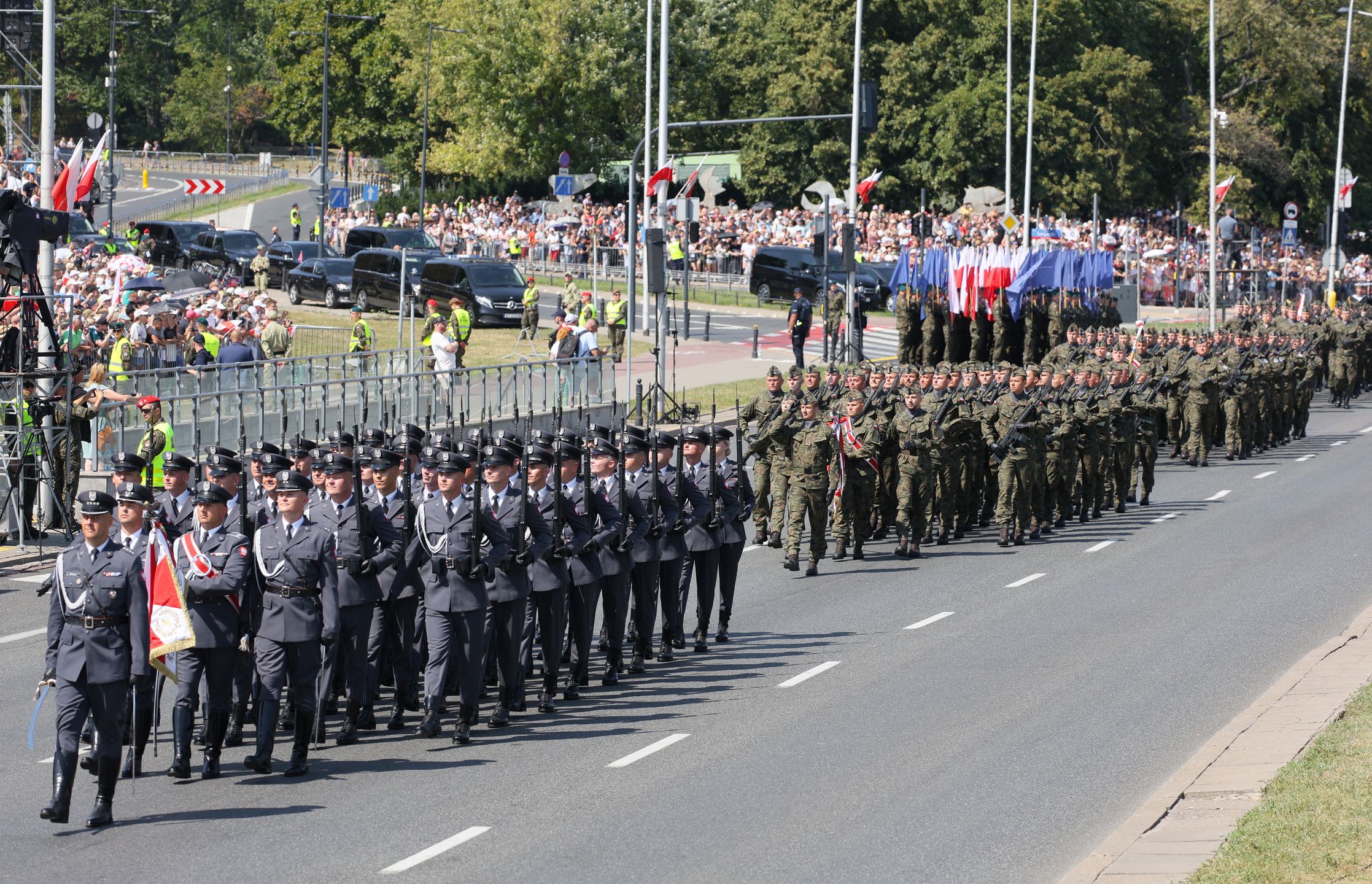 Warszawa, 15.08.2025. Defilada wojskowa na warszawskiej Wisłostradzie, w ramach obchodów Święta Wojska Polskiego, 15 bm. Tegoroczna defilada wojskowa odbywa się pod hasłem ?Dziękujemy za Waszą służbę?. (mr) PAP/Rafał Guz