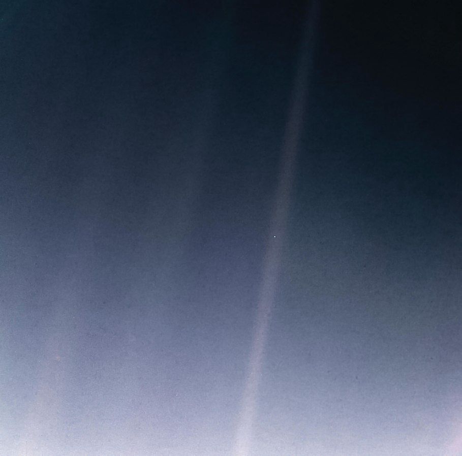 Mała Niebieska Kropka - słynne zdjęcie Ziemi wykonane przez sondę Voyager 1 z odległości 6,4 mld km