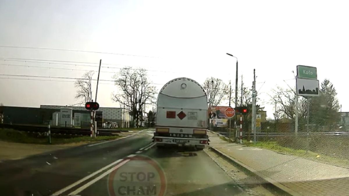 Kierowca ciężarówki wjechał na przejazd i uszkodził rogatkę