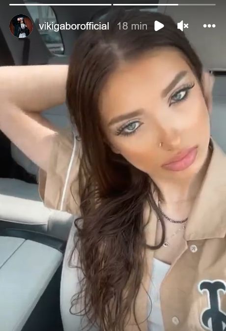 Viki Gabor z kolczykiem w nosie