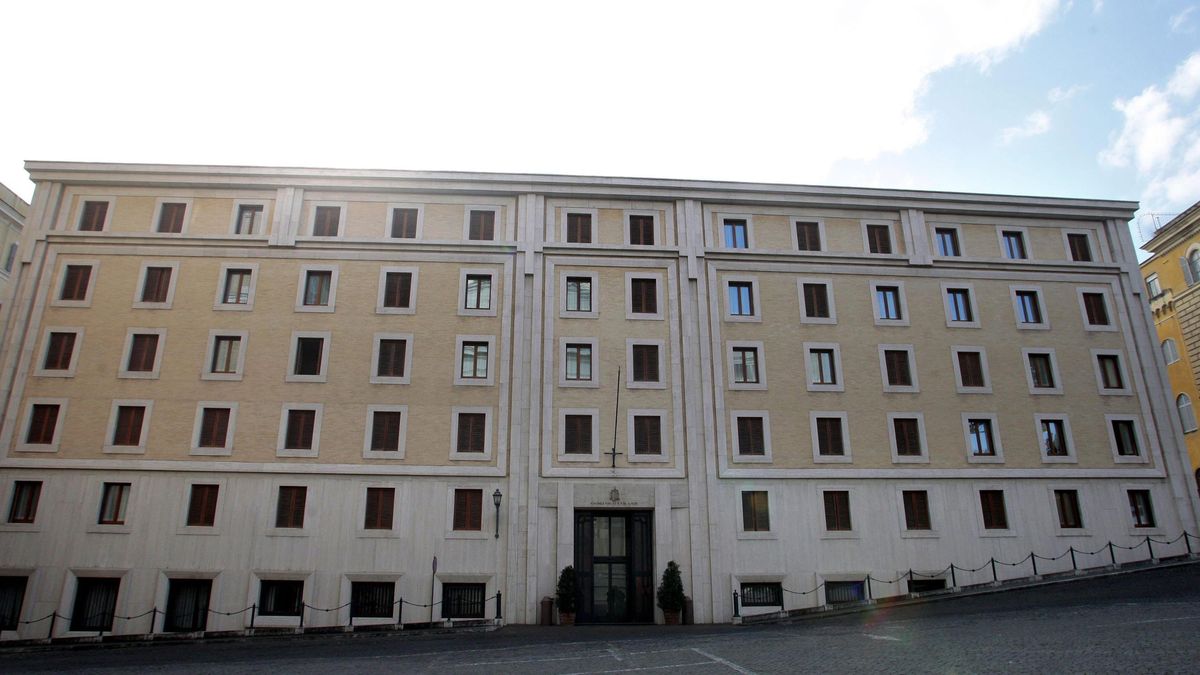 The Sanctae Marthae in the Vatican City
epa03592071 The Sanctae Marthae building which will be the residence for the Cardinals during the conclave is seen from inside Vatican City on 20 February 2013. Pope Benedict XVI stunned the Roman Catholic Church on 11 February when he announced he would stand down, the first Pope to do so in almost 600 years, saying he no longer had the mental and physical strength to carry on. The  Church rules state that 15-20 days have to pass before a conclave can be called, in order to leave time for cardinals around the world to arrive in Rome.  EPA/SAMANTHA ZUCCHI 
Dostawca: PAP/EPA.
SAMANTHA ZUCCHI