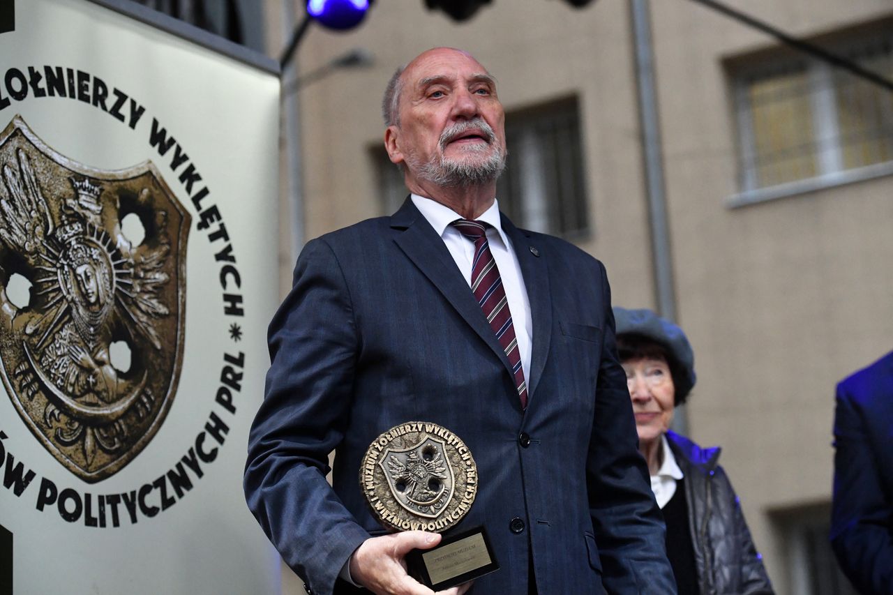 Macierewicz straszy Polaków powszechną służbą wojskową