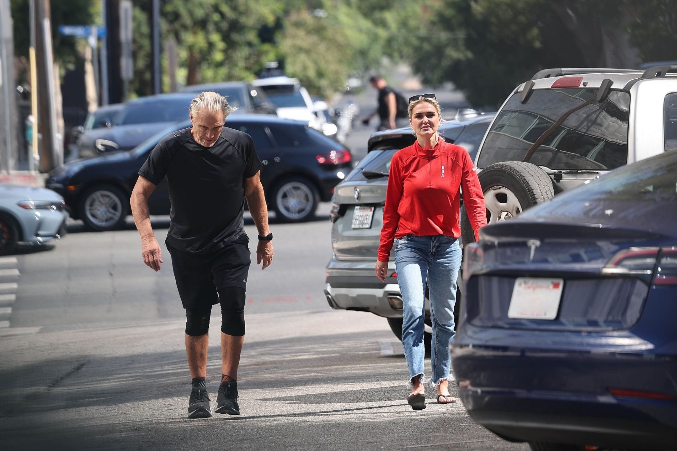 Dolph Lundgren "rozciąga kości" na spacerze z ukochaną
