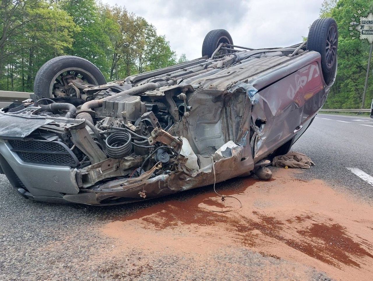 19-latek zahaczył o ciężarówkę zmieniając pas. Skończył dachowaniem