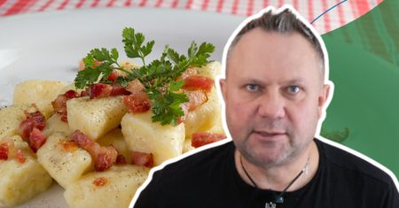 Strzelczyk najpierw mrozi, a później ściera go do ziemniaków. Kluski z tym dodatkiem to petarda