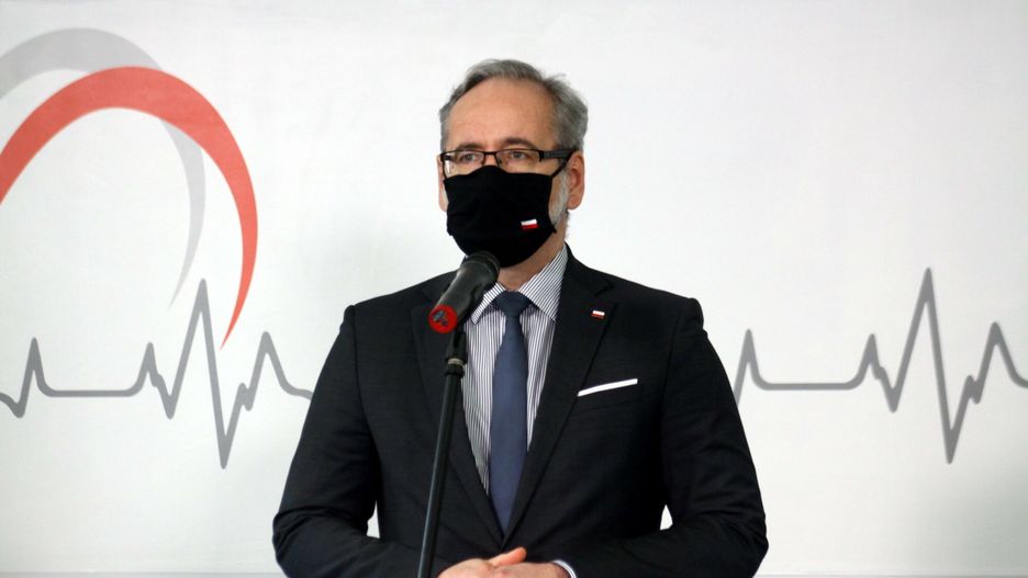 Minister Adam Niedzielski zaszczepiony. Stał w kolejce na Stadionie Narodowym