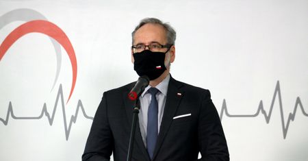 Minister Adam Niedzielski zaszczepiony. Stał w kolejce na Stadionie Narodowym