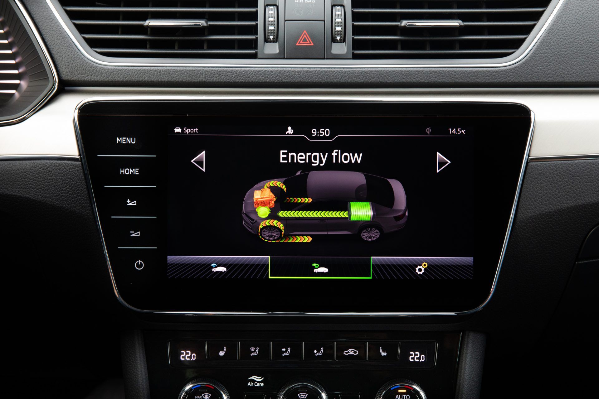 Monitor przepływów energii w hybrydowej Škodzie Superb iV