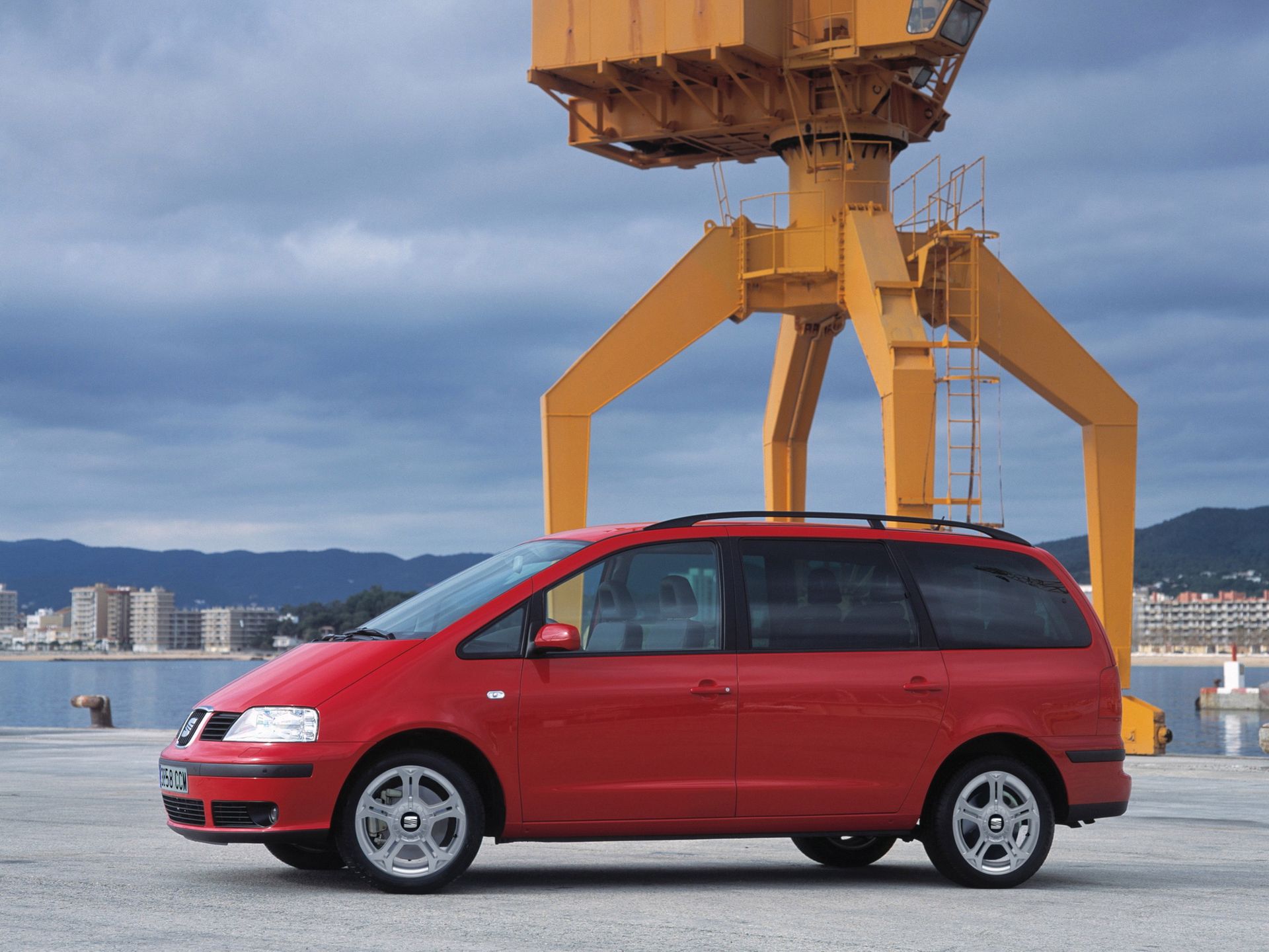 Seat Alhambra to dokładnie taki sam samochód, ale Ford Galaxy już nie do końca.