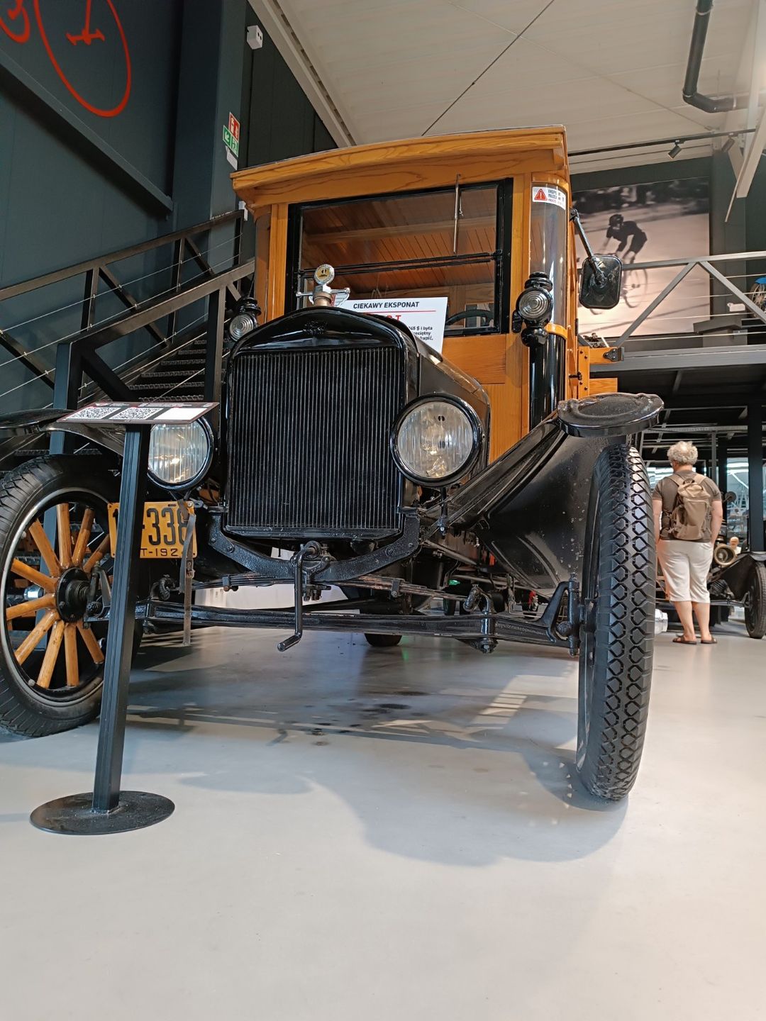 Zabytkowy automobil z drewnianą kabiną w muzeum motoryzacji w Oławie