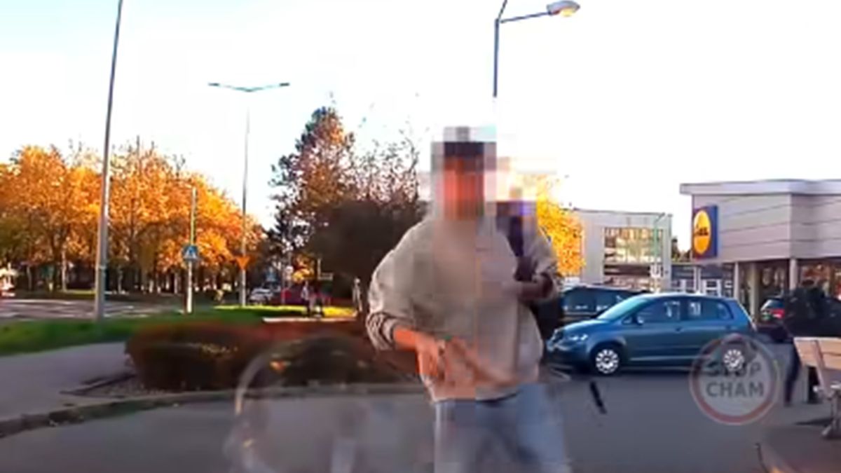 Pieszy wpatrzony w telefon zatrzymał się przed maską auta