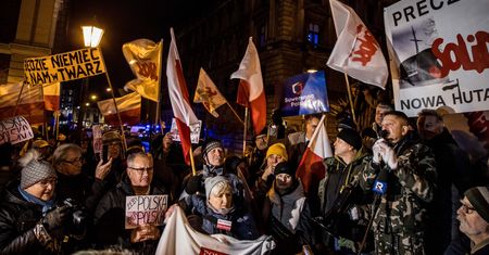 Tak PiS gromadzi ludzi na marsz w obronie TVP? "Mają być przymuszeni"